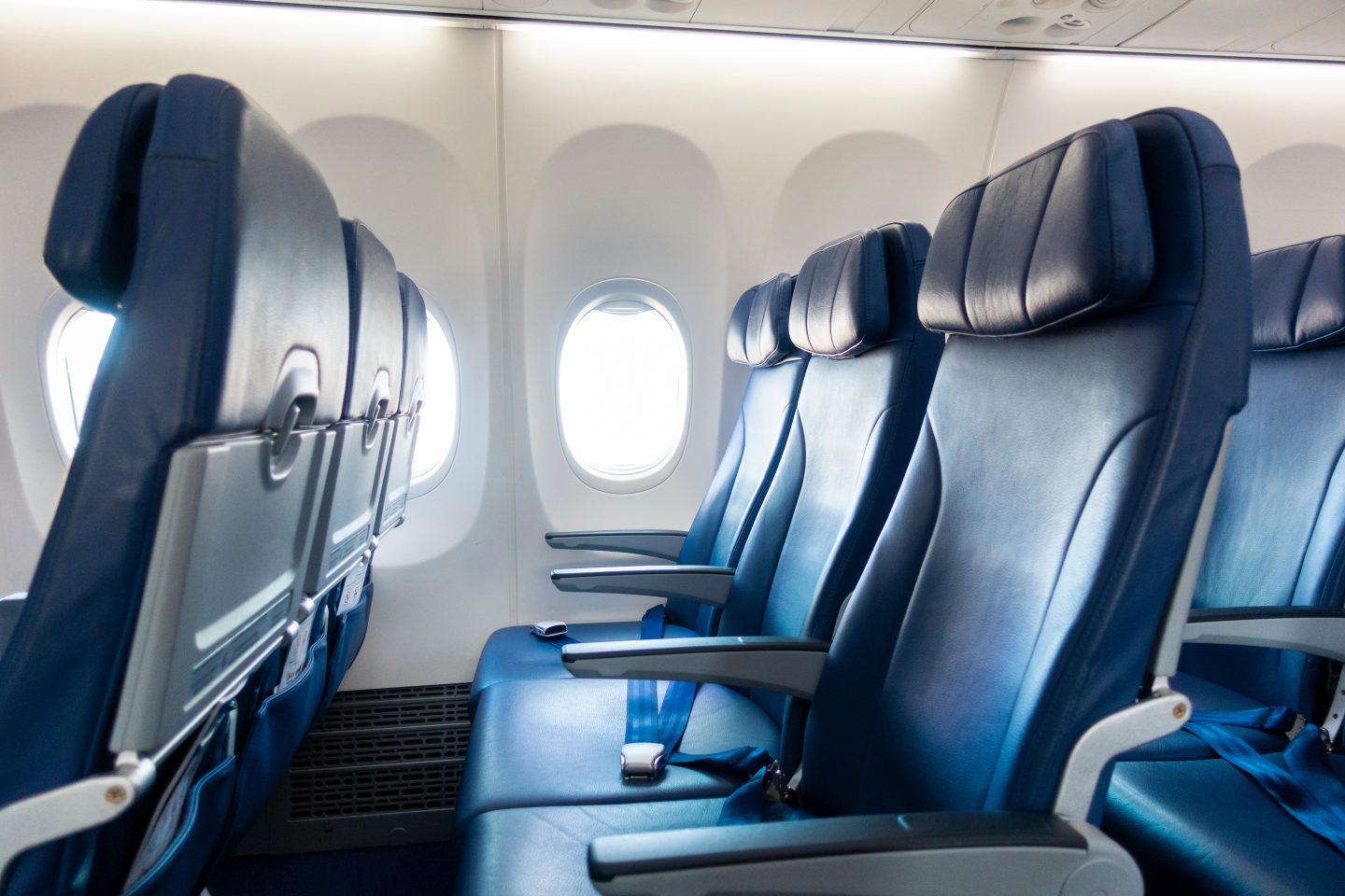 飛行機の座席「窓側vs通路側」どっち派？なぜ人は窓側を選びたがるのか、景色以外にも意外な良い点が見えてきた