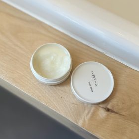 「無印良品」のヘアバーム（天然由来成分100%・790円）で、パサパサ髪がツヤッとボブに【本日のお気に入り】