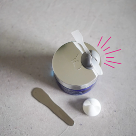 【ダイソー】蓋に貼るだけ！ジャータイプ化粧品のスパチュラ置き場迷子を解決してくれた専用スタンド