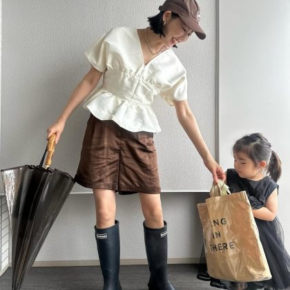 突然の雨にも負けない！オトナの「雨の日コーデ」ブーツやサンダルで足元も攻略