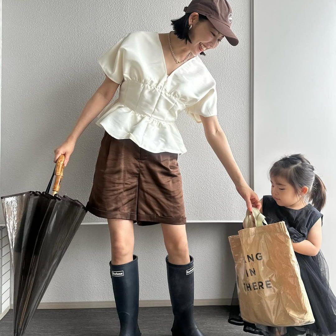 突然の雨にも負けない！オトナの「雨の日コーデ」ブーツやサンダルで足元も攻略