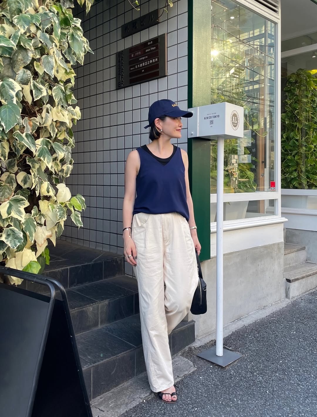 ユニクロも！涼しくて楽な最強パンツ「イージーパンツ」大人のきれいめな着こなし方