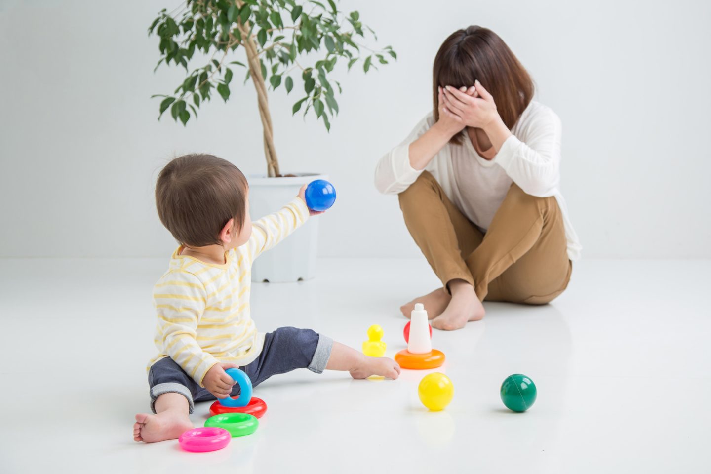 母はつらいよ！「子育てぐったりエピソード」子の体調不良、食べこぼし、寝かしつけ失敗…思わずうなだれてしまう