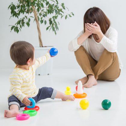母はつらいよ！「子育てぐったりエピソード」子の体調不良、食べこぼし、寝かしつけ失敗…思わずうなだれてしまう