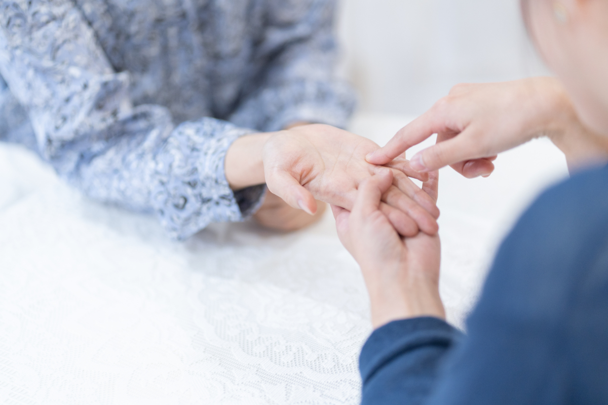あなたは占いに「興味あり」or「ゼロ興味」？課金経験がある人は全体の4分の1程度に！