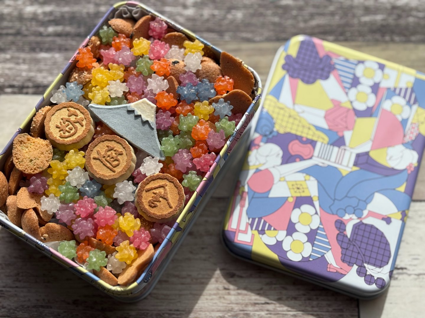 夏ギフトにも！酷暑でもおいしく食べられる「“重くない”お菓子缶」【お菓子缶の世界】
