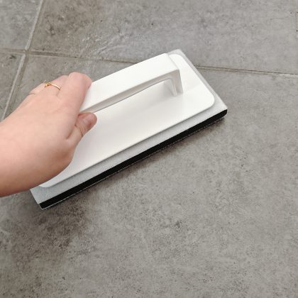 【ニトリのおすすめ】玄関掃除のハードルがぐんと下がる！「玄関・タイルブラシ ハンディタイプ」