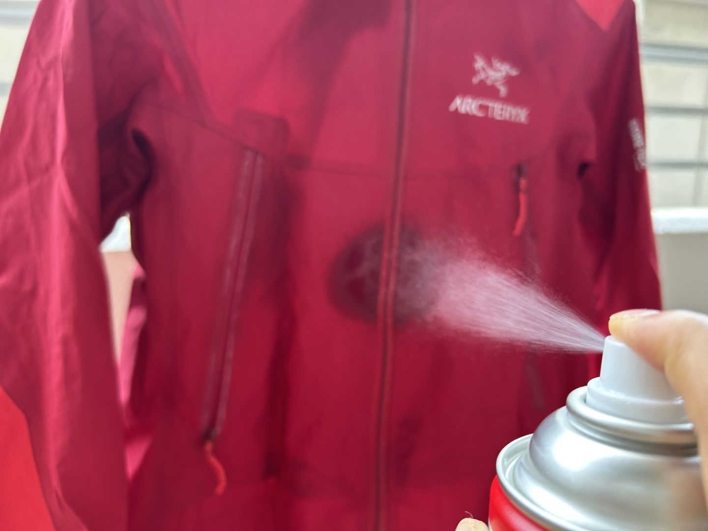 「防水スプレー」は「しっとり濡れる」までかけて！雨の強い味方・防水スプレーの正しい使い方