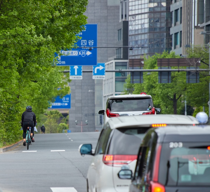 「自転車で車道を走ってヒヤッとした」人は9割も！自転車違反の罰金へのリアルな意見