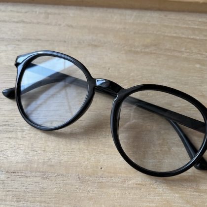 屋外でも室内でもかけっぱなし！「ダイソーの調光サングラス」（220円）がこの夏の必須アイテムに【本日のお気に入り】