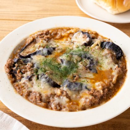 火を使わずに本格派！「とろとろ茄子のレンチン絶品ミートチーズ」【ママひとりごはん】