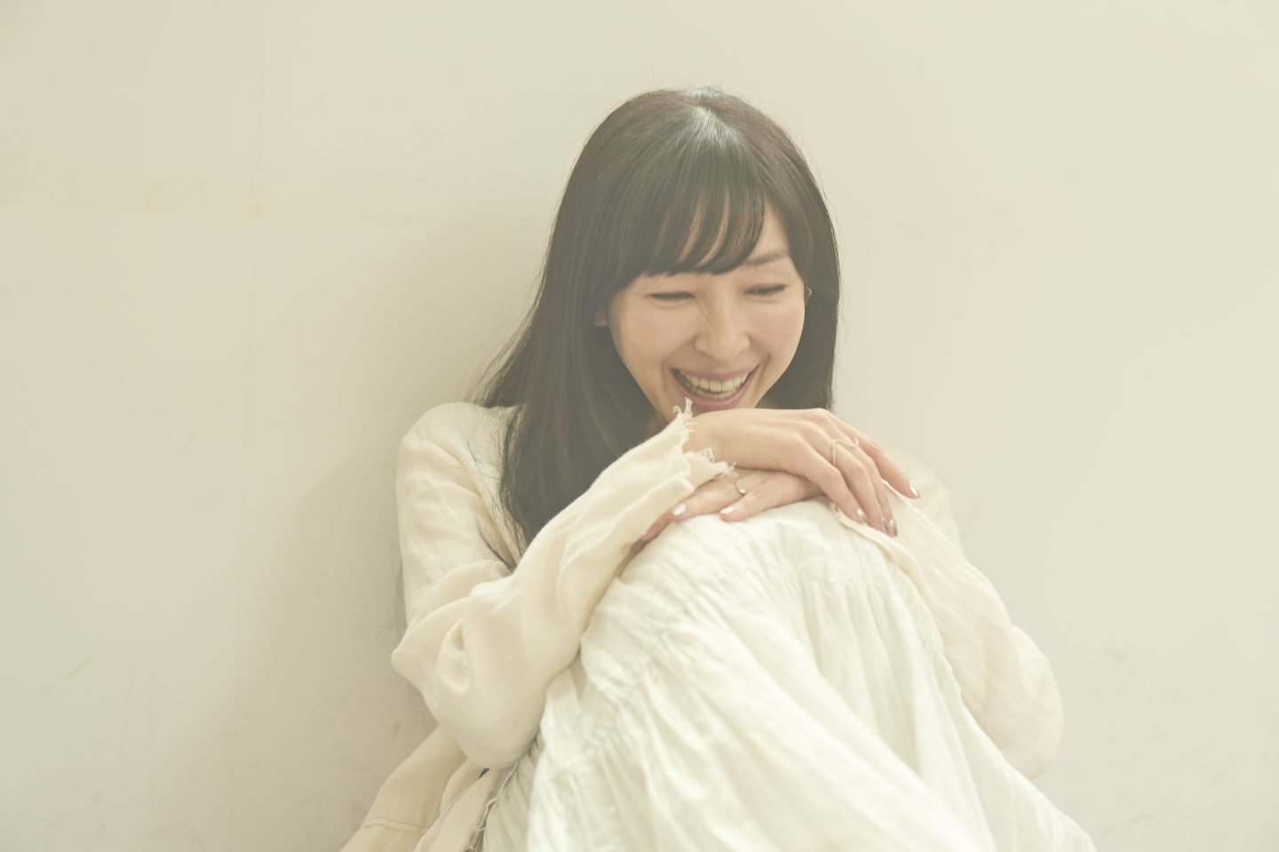 麻生久美子さん「仕事と二人の子育ての両立は“素直に甘える”ことから…」【映画「海辺へ行く道」】