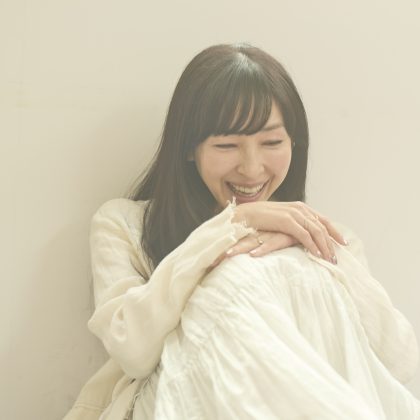 麻生久美子さん「仕事と二人の子育ての両立は“素直に甘える”ことから…」【映画「海辺へ行く道」】
