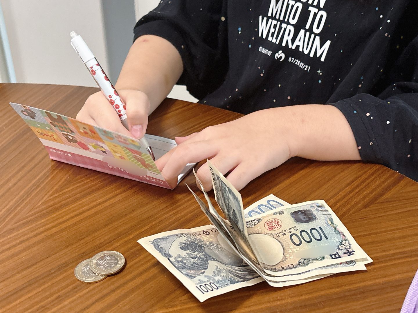 我が家の「子どものお小遣い」管理。100均のこの2アイテムで 「自分で“アナログ”入出金」がイイ