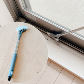 「これはラクだわ！」と思わずつぶやいた900円台の「伸縮ブラシ」。高いところや隙間にピンポイントでフィットします【本日のお気に入り】