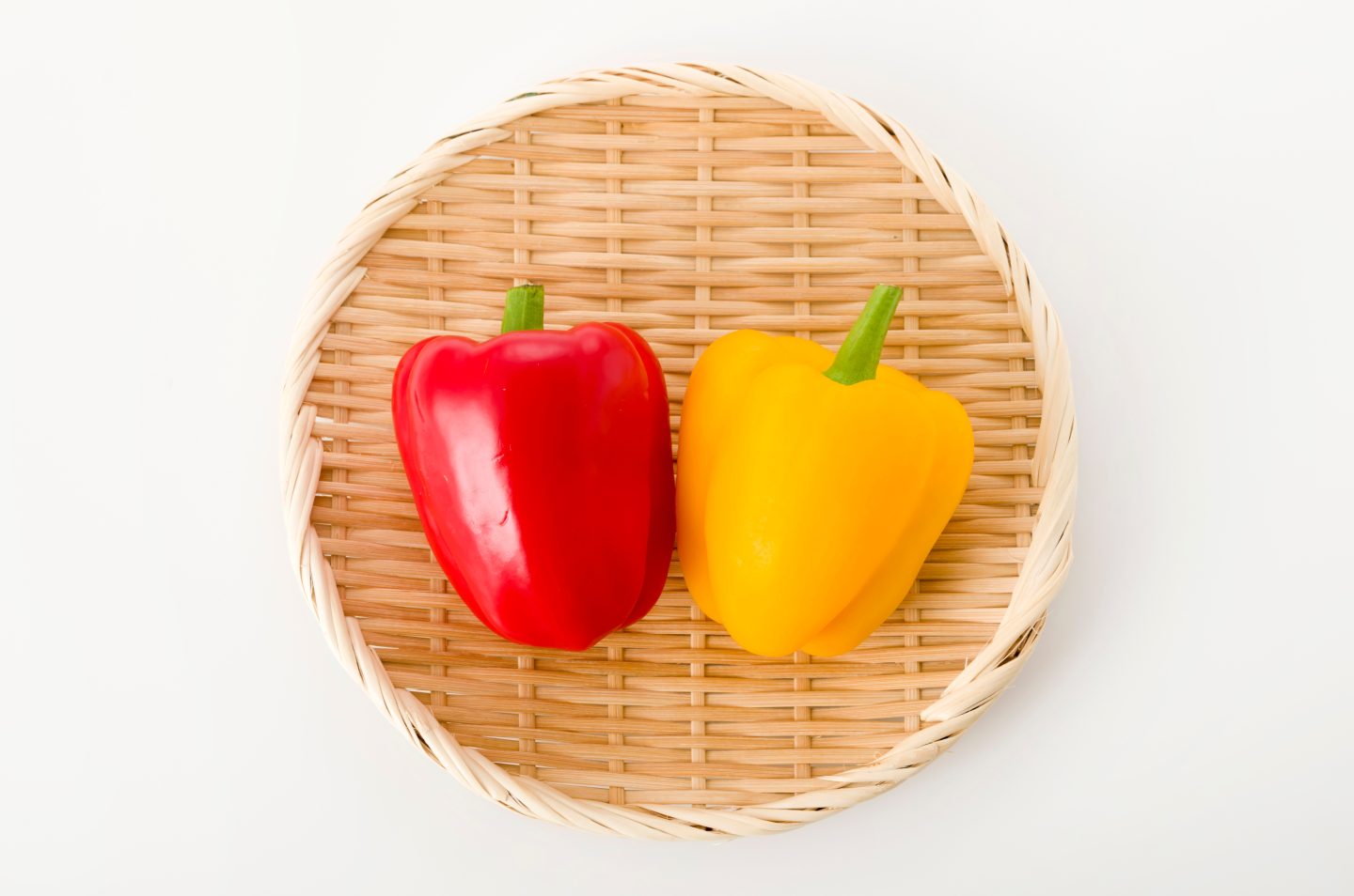 赤と黄色のパプリカどっちが甘いと思う？色によって味や栄養に違いが！知られざる「パプリカの基礎知識」