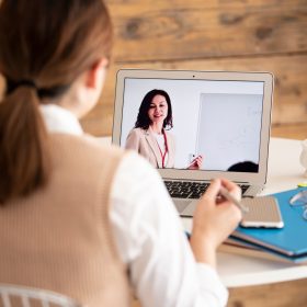 「どうしたら英語上手になる？」英語学習者の挫折ポイントと6割が効果を感じた学習法とは