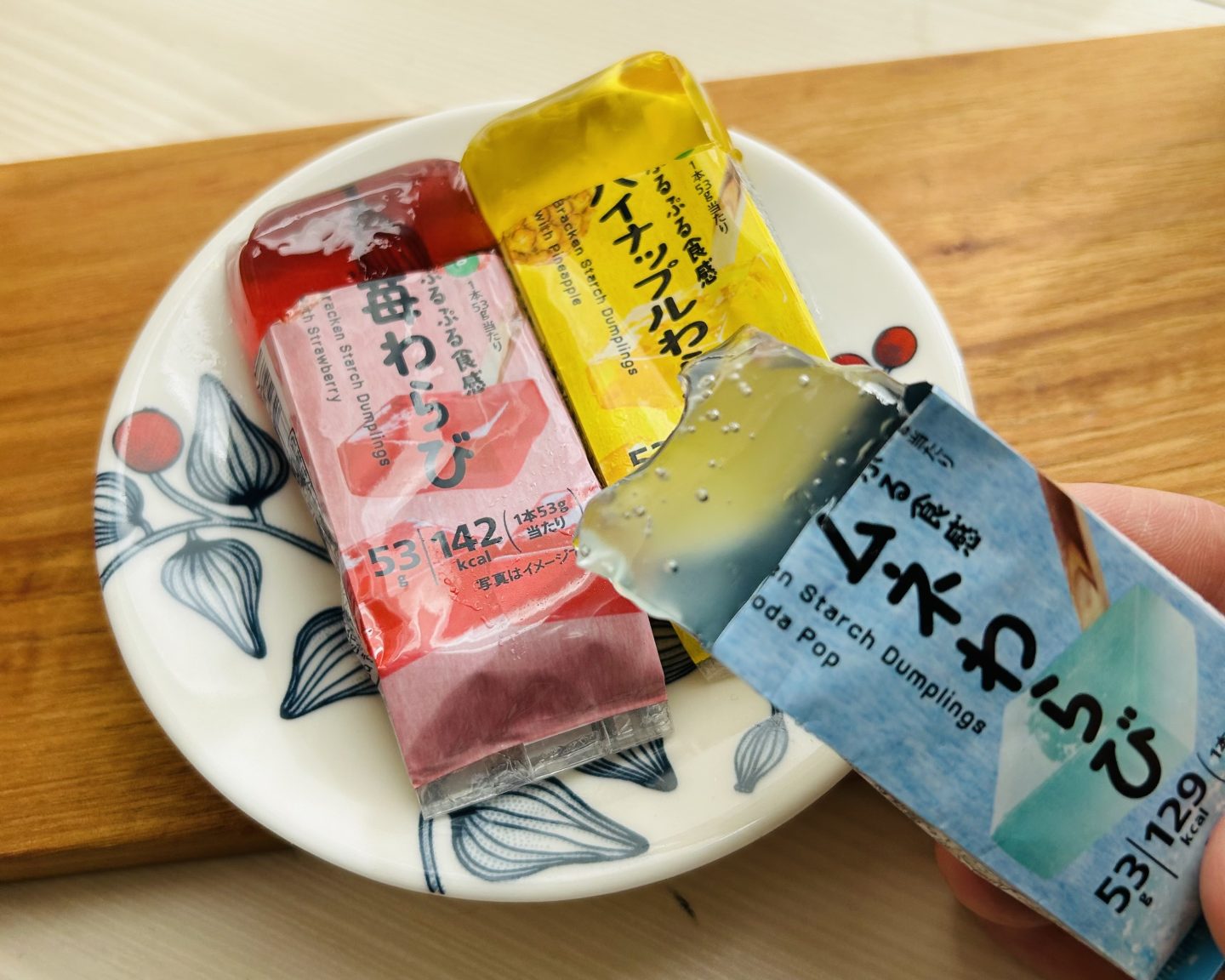 ラムネやパイナップル味のわらび餅は「セブン-イレブン」で発売中（数量限定）。ぷるんとヘルシーな夏のおやつに！【本日のお気に入り】