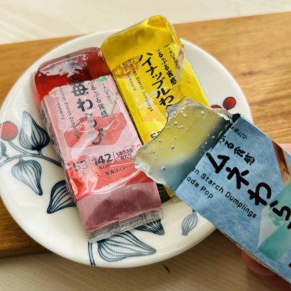 ラムネやパイナップル味のわらび餅は「セブン-イレブン」で発売中（数量限定）。ぷるんとヘルシーな夏のおやつに！【本日のお気に入り】