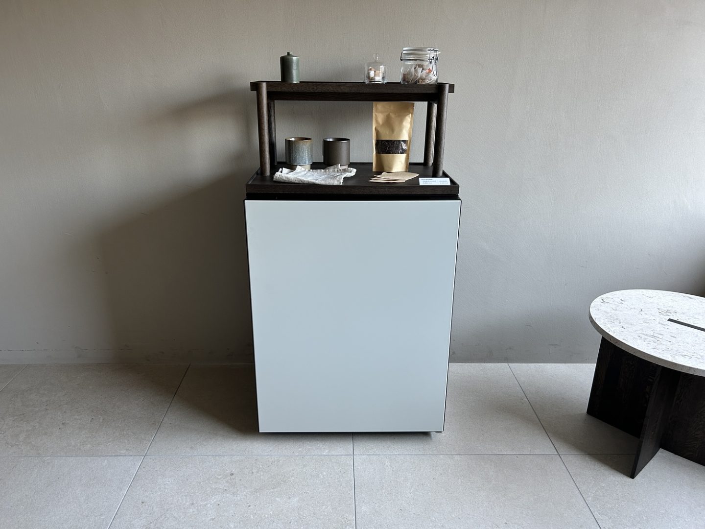 日立とカリモクがコラボした冷蔵庫「Chiiil MINIBAR」が発売に！第一弾はミニバー仕様