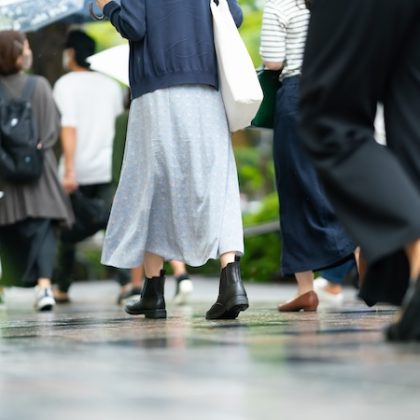 「夏の雨の日、何履く？」濡れてもいつも通り、雨用の靴にチェンジ…20～50代女性に聞いた足元事情
