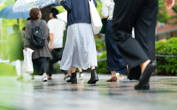 「夏の雨の日、何履く？」濡れてもいつも通り、雨用の靴にチェンジ…20～50代女性に聞いた足元事情