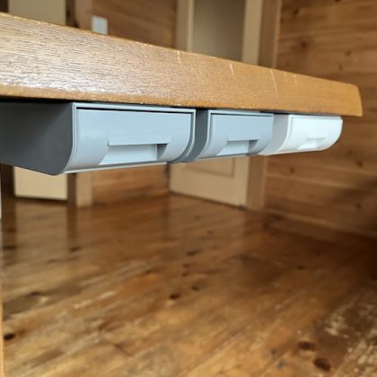 ダイソーの「取り付け式引き出し」が便利すぎる！テーブルやデスクの裏のデッドスペースに【本日のお気に入り】