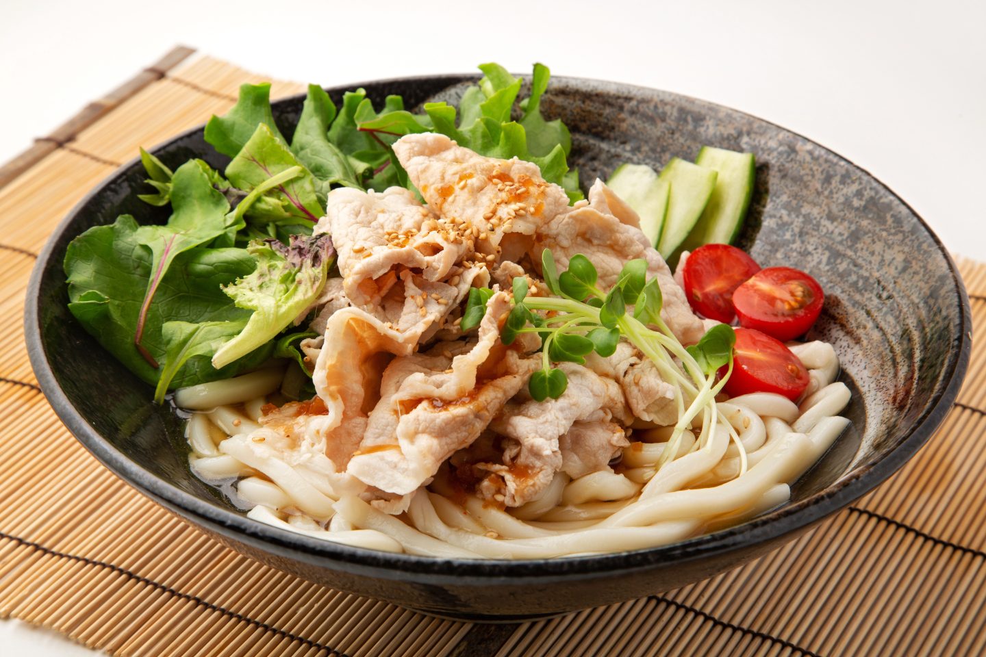 「サラダうどんの具材」入れるともっと美味しくなるものは？うま味たっぷりな発酵食品も