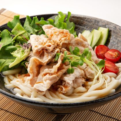 「サラダうどんの具材」入れるともっと美味しくなるものは？うま味たっぷりな発酵食品も