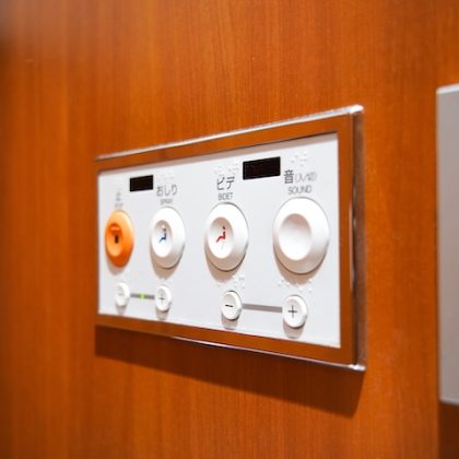 気になる「トイレ中の音」。音を消す装置を使う？使わない？男女差も興味深い結果に