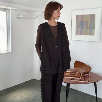 羽織るだけで洒落見え!「ジレ&ベスト」の季節をつなぐ大人コーデ