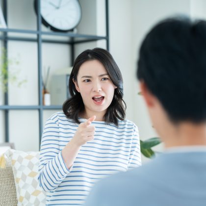 【夫に聞いた】なんかいつもイライラしてない⁉ もうちょっと優しくして…？「モヤッとする妻の口癖」