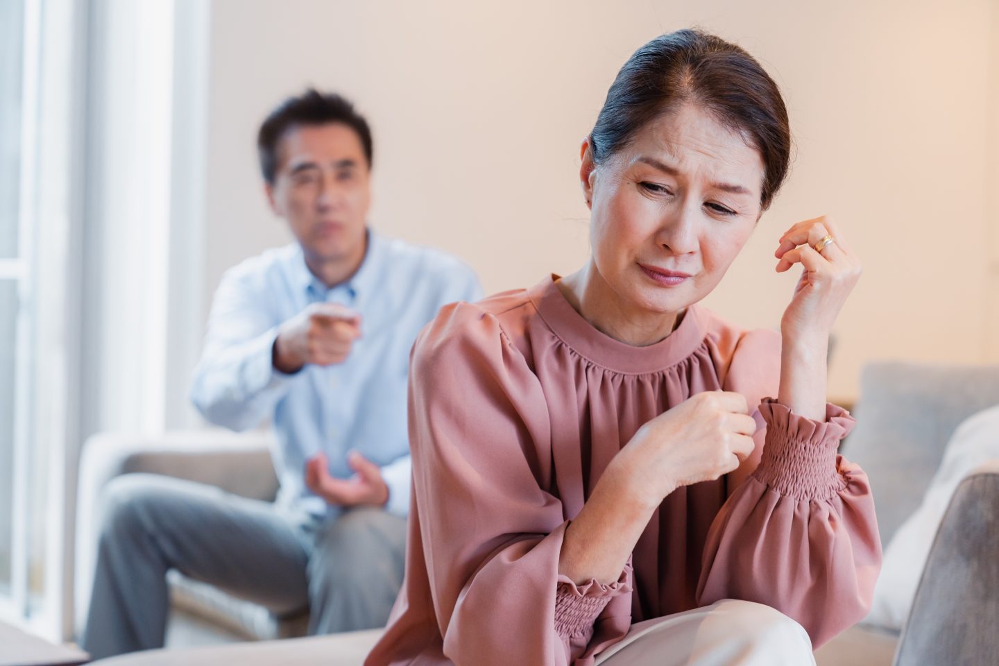 【妻に聞いた】私の話聞いてる？その”ウエメセ”やめてくれる？「モヤッとする夫の口癖」