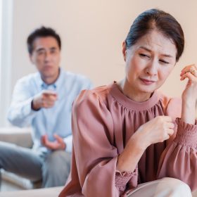 【妻に聞いた】私の話聞いてる？その”ウエメセ”やめてくれる？「モヤッとする夫の口癖」