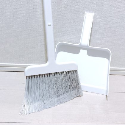 【ニトリのおすすめ】すき間に収納！サッと掃除できる「立つほうきチリトリセット」