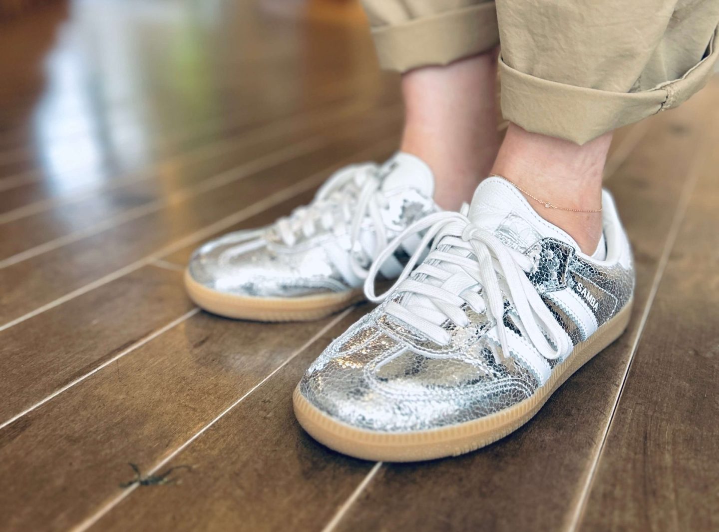 オトナの「スニーカー迷子」には「adidasの“シルバー”」を！服を選ばずオシャレ見え【本日のお気に入り】