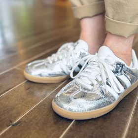オトナの「スニーカー迷子」には「adidasの“シルバー”」を！服を選ばずオシャレ見え【本日のお気に入り】
