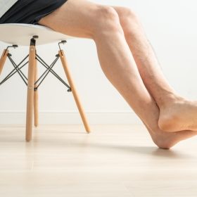 【男性に聞いた】「メンズの腕毛・スネ毛」って男性同士でも気になるもの？ツルツル肌に違和感も？