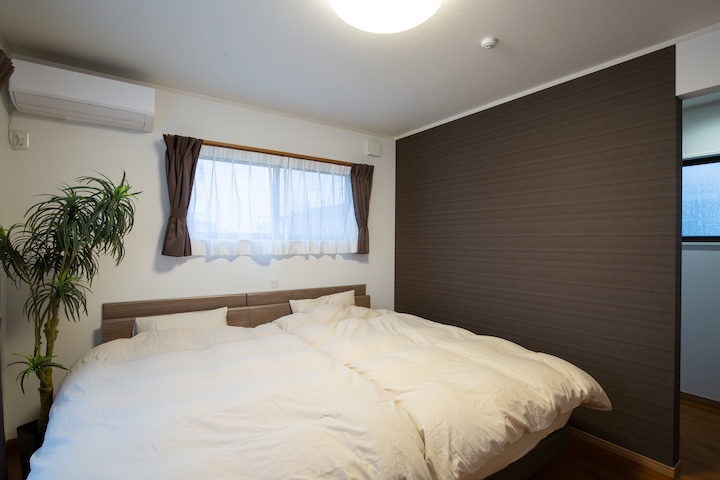 「夫婦の寝室は別」が5割弱も!気になる「一緒に寝ない」理由は?【妻に聞いた】