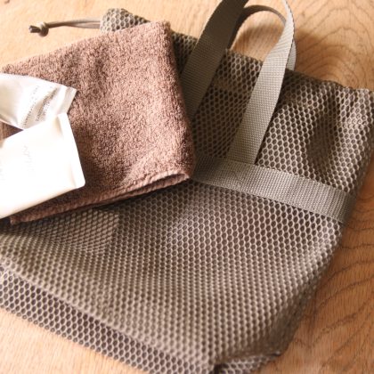 無印良品の「持ち手付きメッシュ巾着」が軽くて便利！バッグの中で自立します【本日のお気に入り】