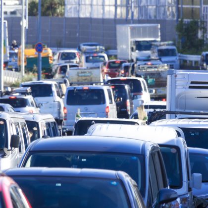 渋滞に巻き込まれたら何をする？「運転手」と「同乗者」で大きな差が！自然現象には抗えません
