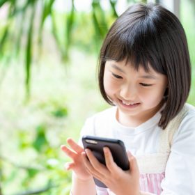 子どもの「スマホ」なぜ持たせる、いつから持たせる？我が家のケース